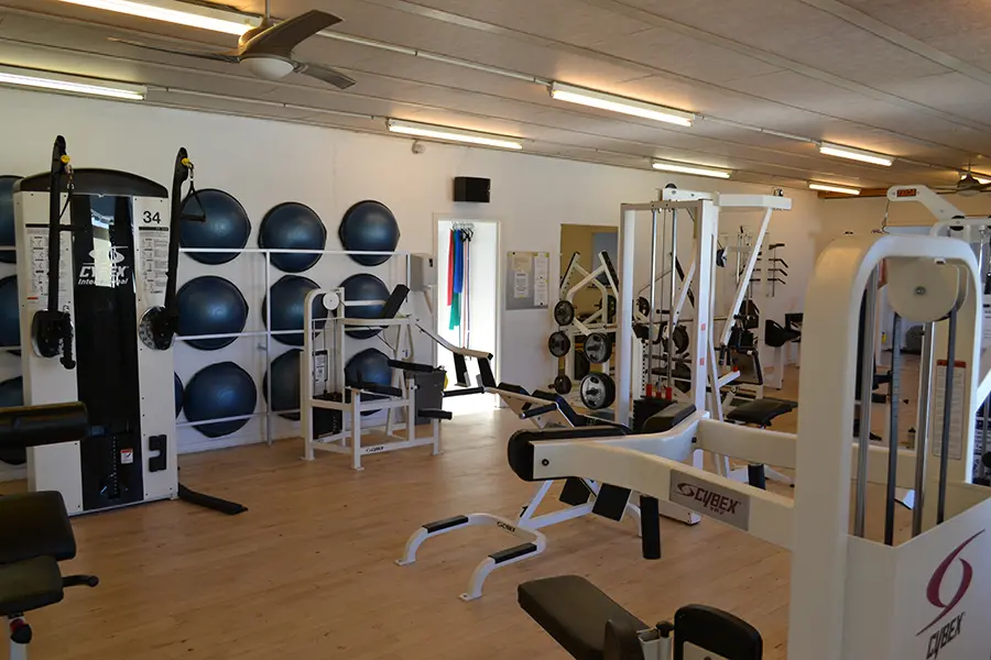 Fitnessrum med maskiner og frie vægte
