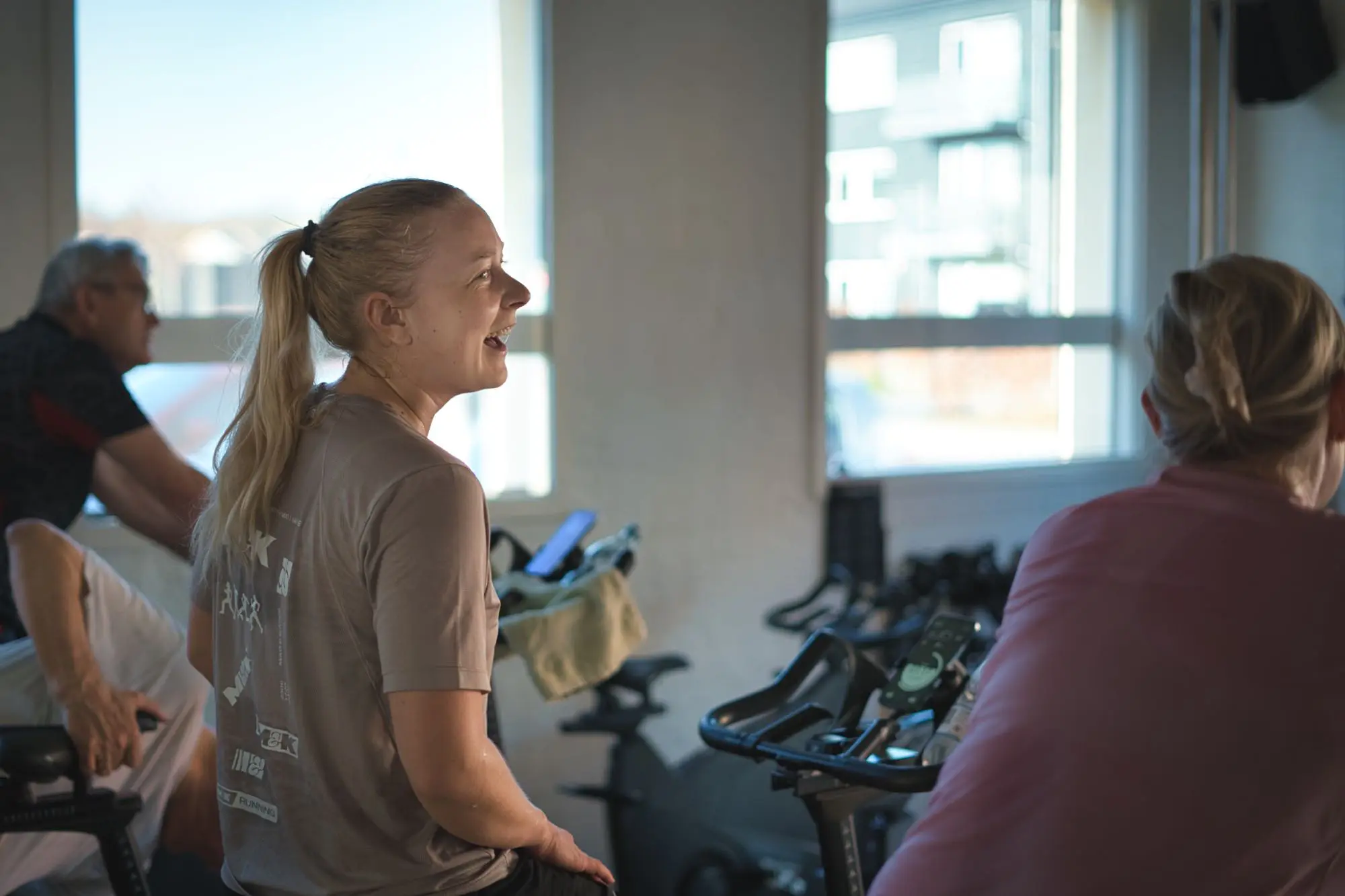 Medlem træner på spinningcykel