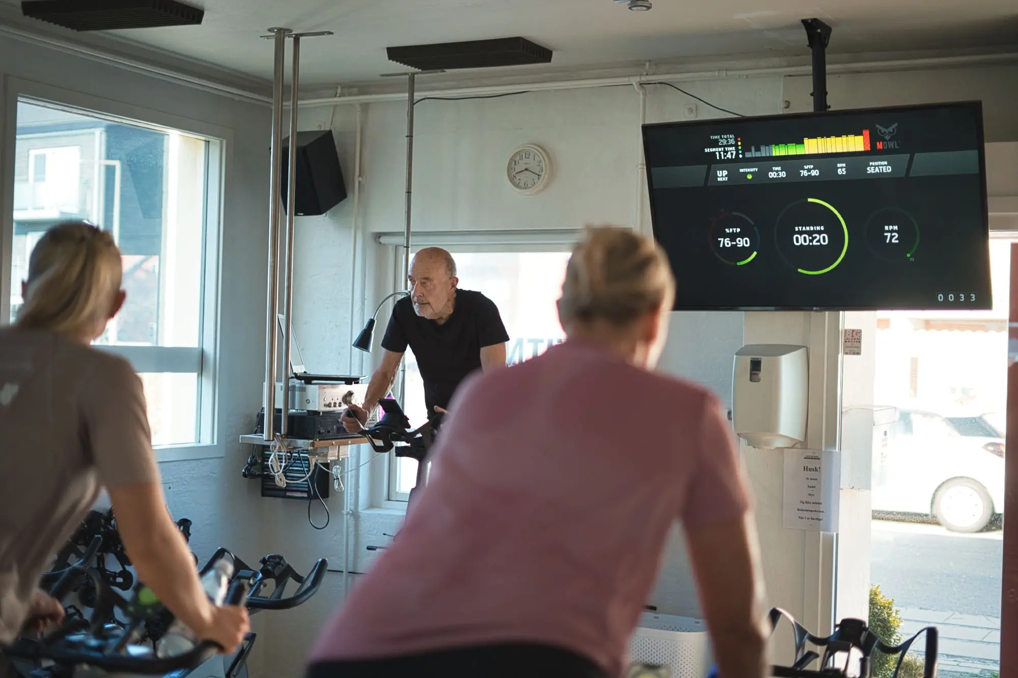 Medlem træner på konditionsmaskine