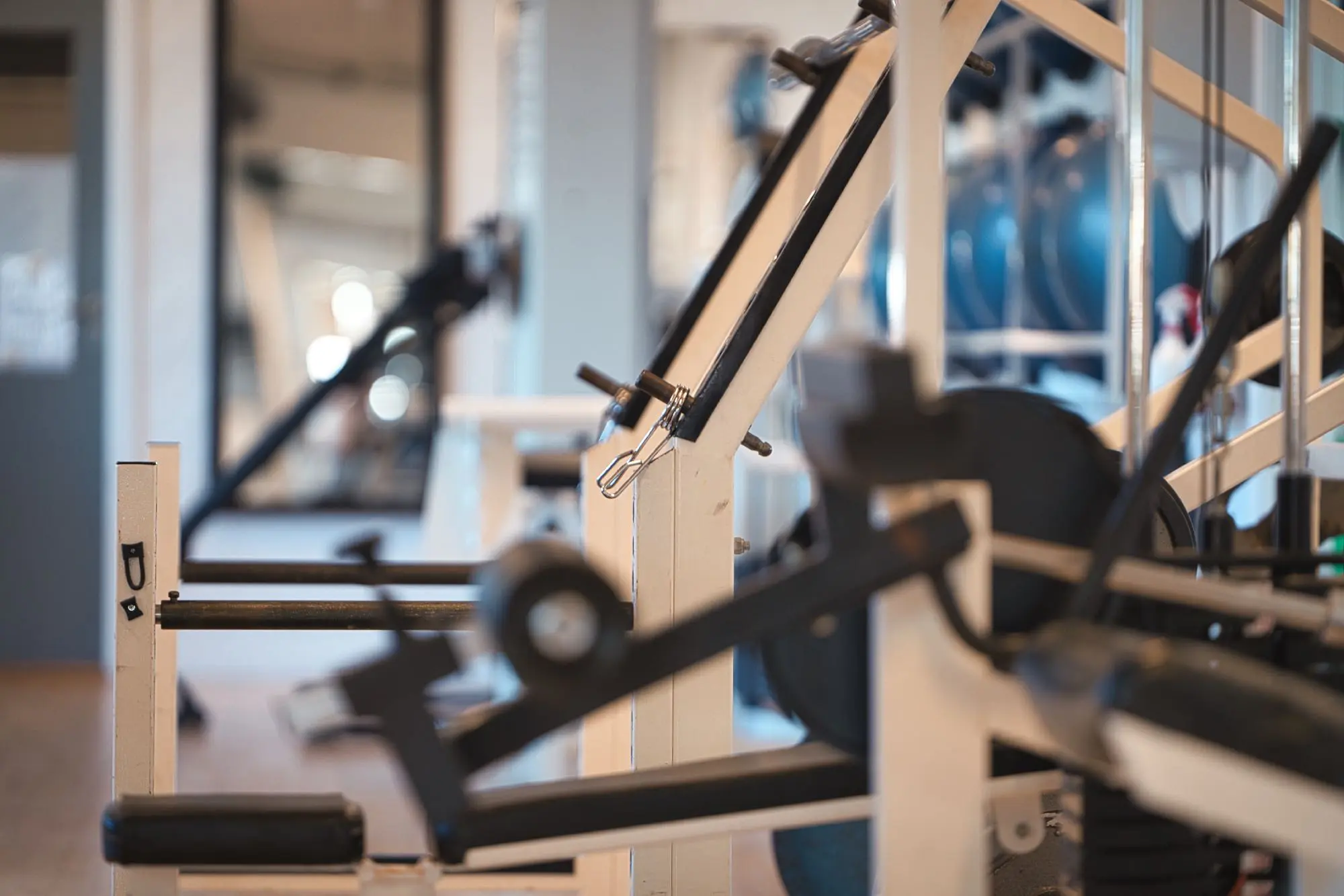Kabelmaskine og styrkeudstyr i fitnesscenteret